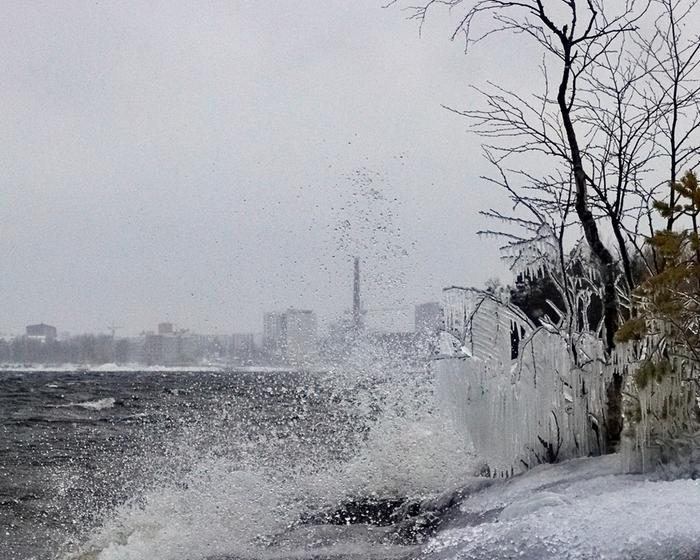 Talvimyrsky Toini-talvimyrsky nostatti pärskeitä Näsijärvellä Tampereella.